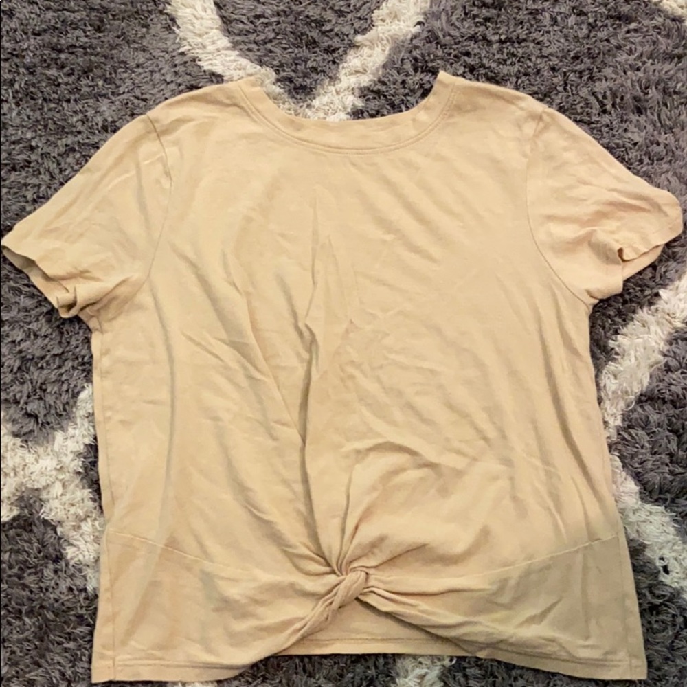 Hollister short yellow tee shirt